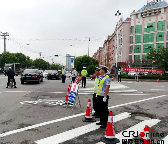 公安交警在滨州市第一中学考点执勤