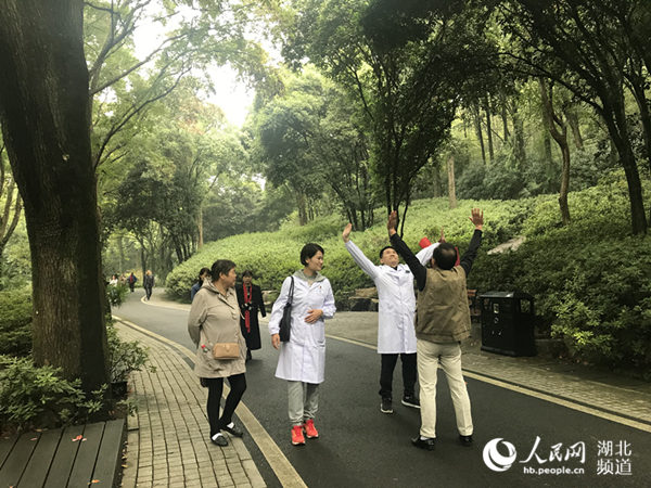 武漢硚口家庭醫生重陽節教老人健康登高