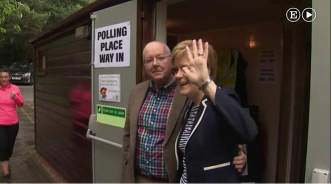 蘇格蘭民族黨領袖尼古拉·斯特金在格拉斯哥把選票投給了自己