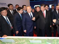 習近平同哈薩克斯坦總統納扎爾巴耶夫共同參觀阿斯塔納專項世博會中國國家館 並出席中哈亞歐跨境運輸視頻連線儀式