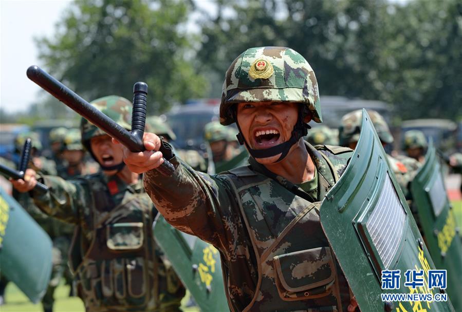 6月8日,河北省公安边防总队特勤队官兵在进行盾牌操训练.