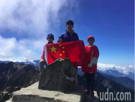 振奋人心！在中国台湾最高峰，五星红旗迎风飘扬