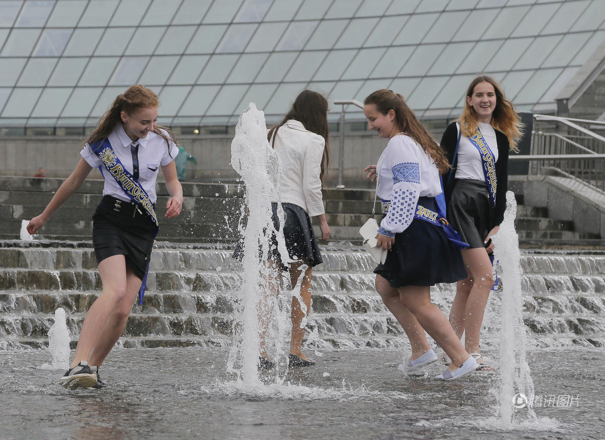 乌克兰中学生庆祝毕业 喷泉“湿身”欢庆 乌克兰中学生庆祝毕业 喷泉“湿身”欢庆