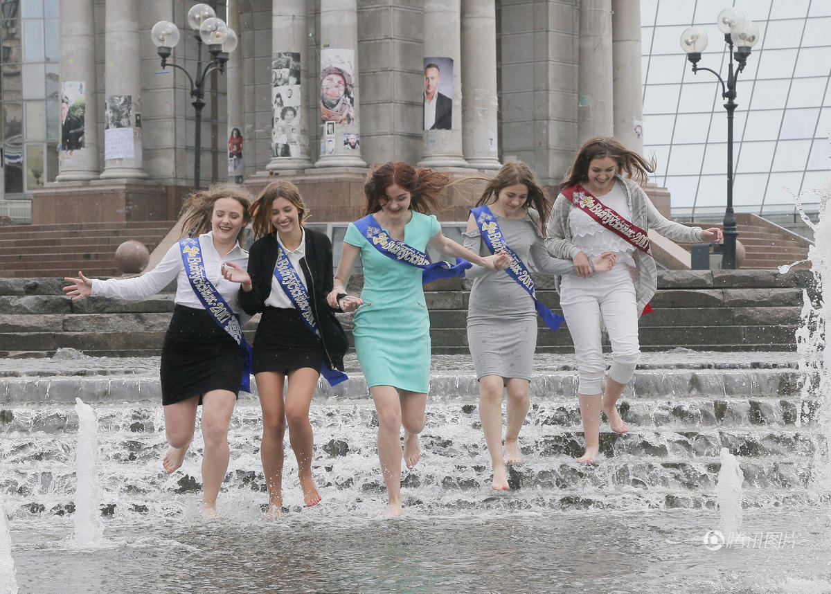 乌克兰中学生庆祝毕业 喷泉“湿身”欢庆 乌克兰中学生庆祝毕业 喷泉“湿身”欢庆