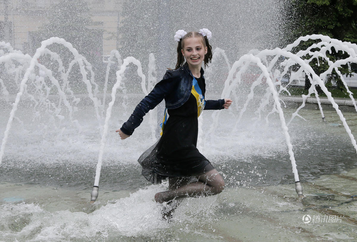 乌克兰中学生庆祝毕业 喷泉“湿身”欢庆 乌克兰中学生庆祝毕业 喷泉“湿身”欢庆