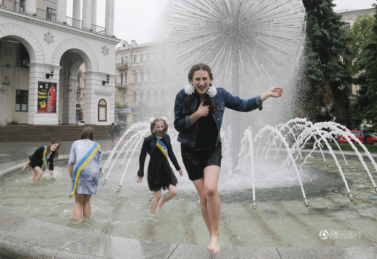 乌克兰中学生庆祝毕业 喷泉“湿身”欢庆 乌克兰中学生庆祝毕业 喷泉“湿身”欢庆