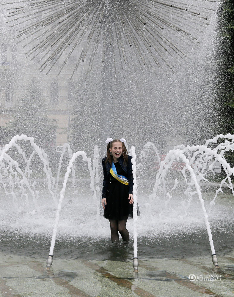 乌克兰中学生庆祝毕业 喷泉“湿身”欢庆 乌克兰中学生庆祝毕业 喷泉“湿身”欢庆