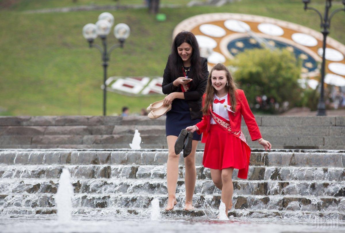 乌克兰中学生庆祝毕业 喷泉“湿身”欢庆 乌克兰中学生庆祝毕业 喷泉“湿身”欢庆