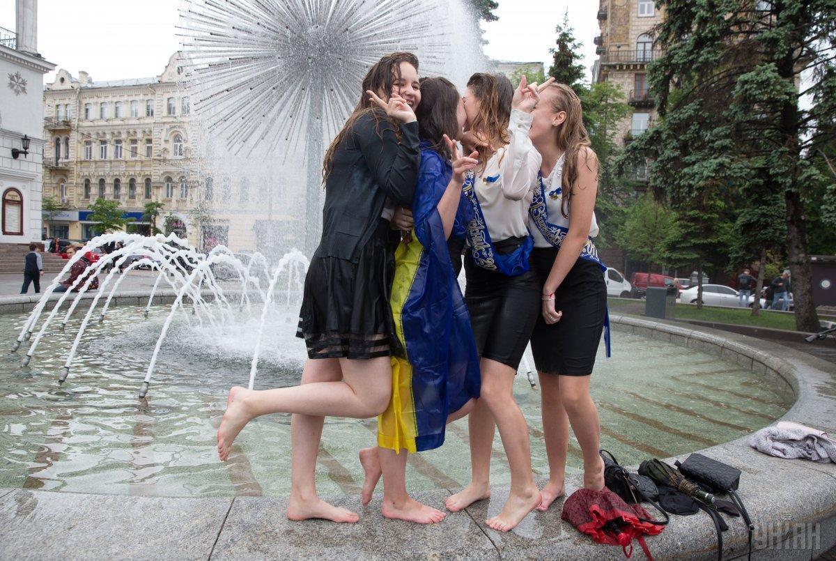 乌克兰中学生庆祝毕业 喷泉“湿身”欢庆 乌克兰中学生庆祝毕业 喷泉“湿身”欢庆