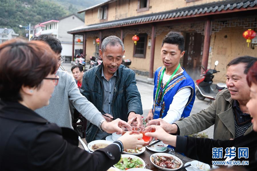 浙江桐庐：畲族“长桌宴” 款待四方客