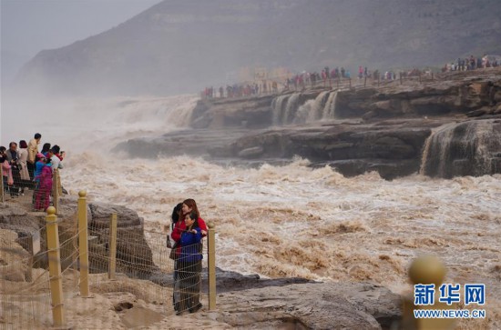 壶口瀑布水势磅礴