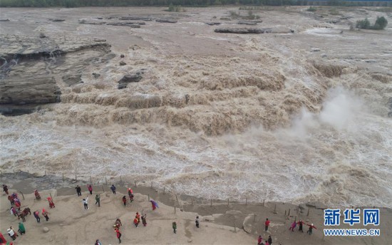 壶口瀑布水势磅礴