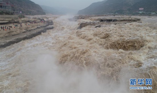 壶口瀑布水势磅礴