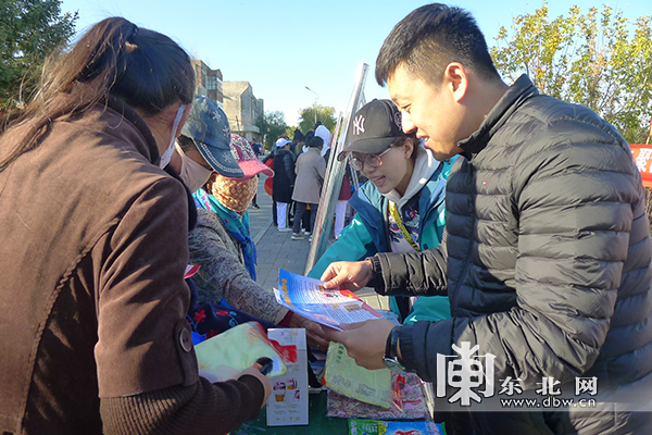 黑河市爱辉区多部门联合开展“全国扶贫日”宣传活动