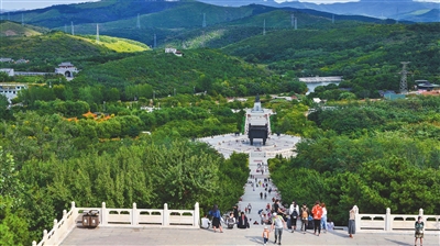 遼陽龍石風景旅遊區每年接待遊客達100多萬人次