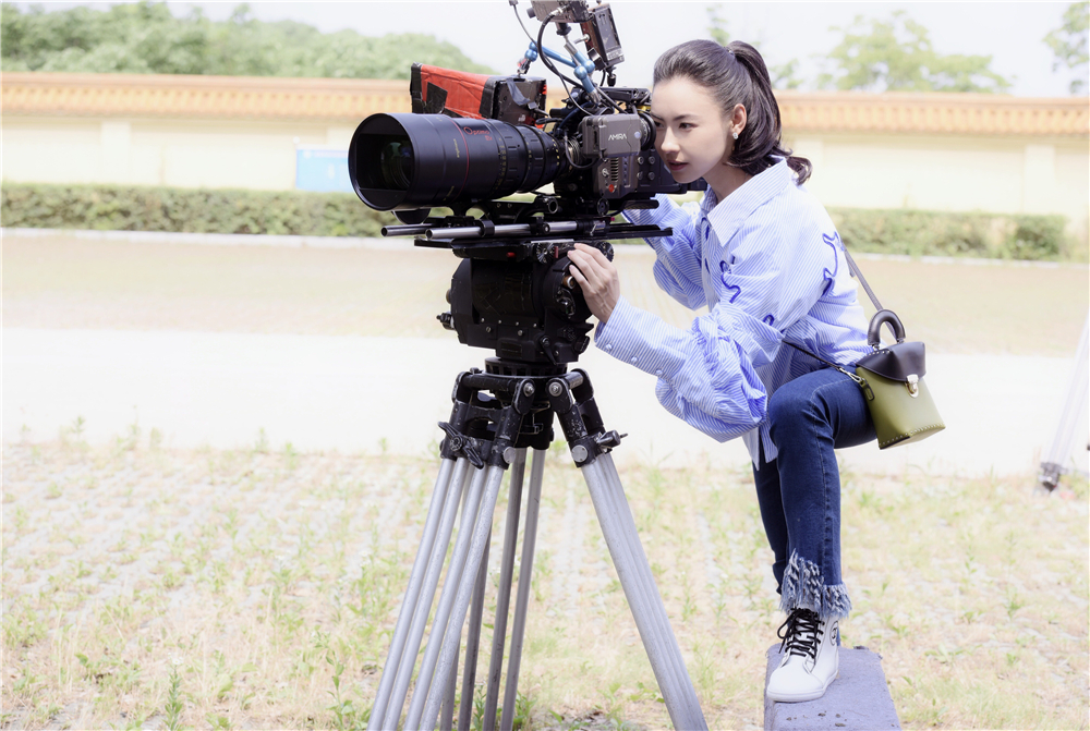 和镜头恋爱！张柏芝片场认真对戏hin投入