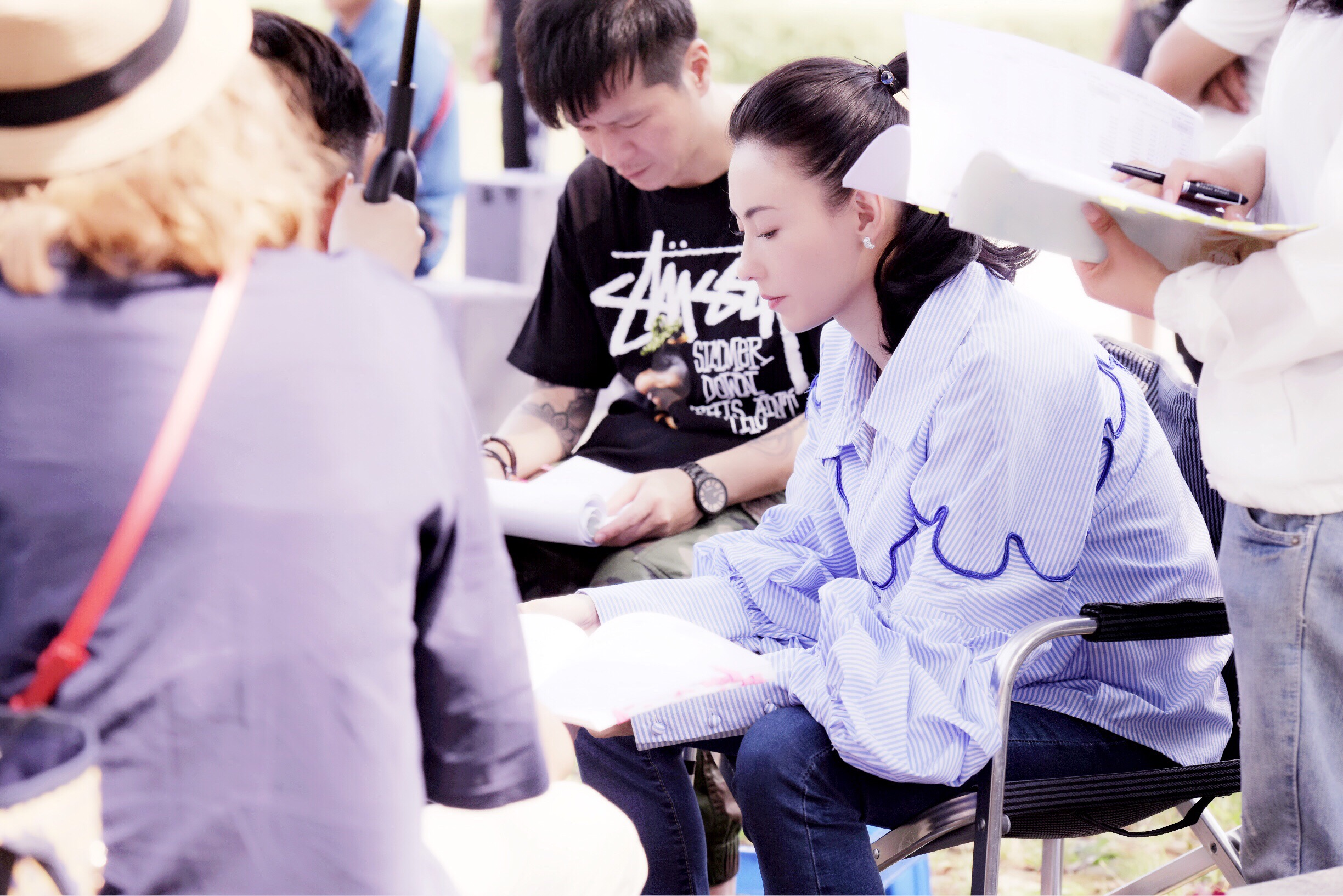 和镜头恋爱！张柏芝片场认真对戏hin投入