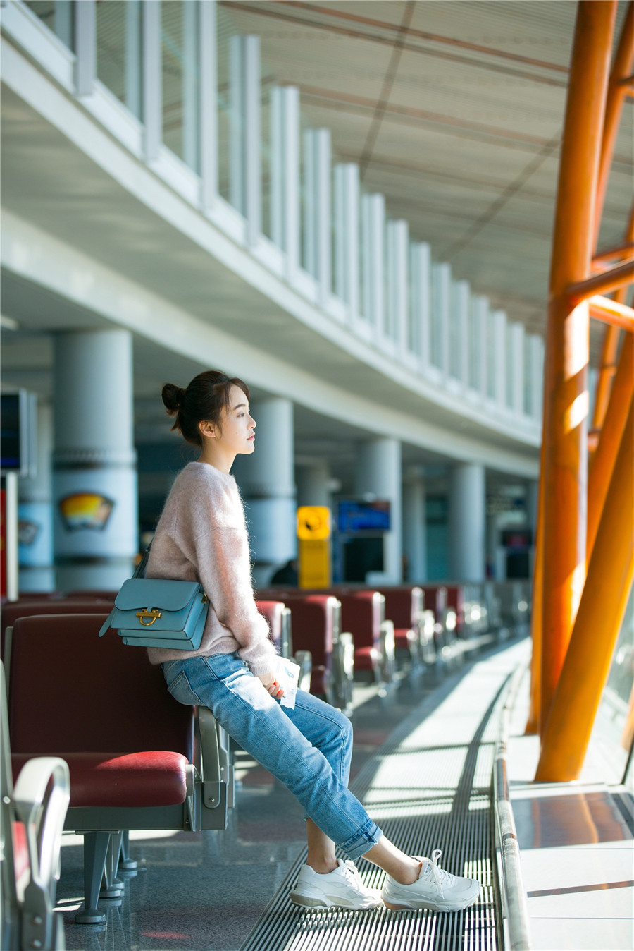 张佳宁机场look清纯灵动示范甜系少女穿搭指南