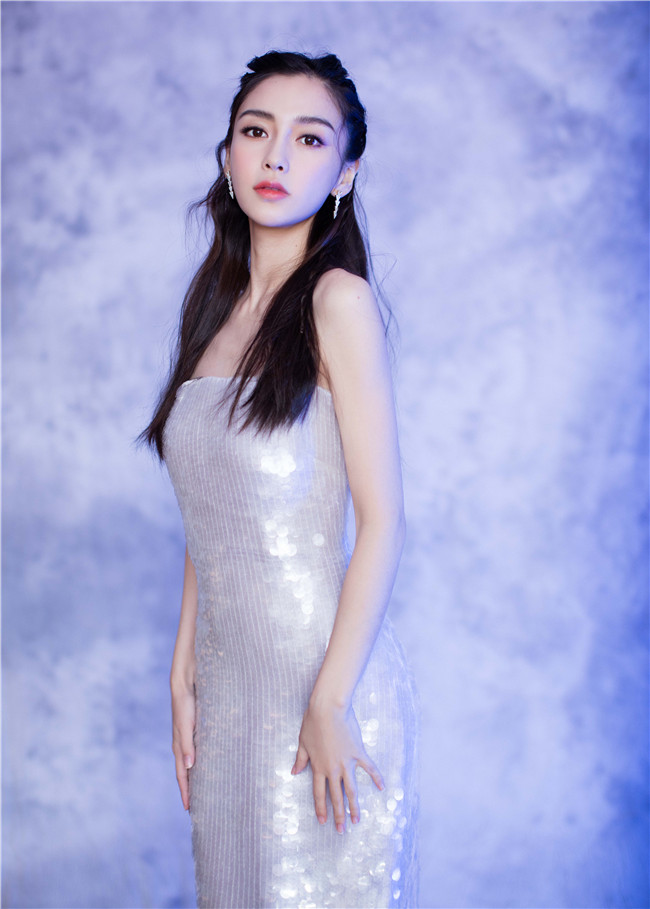 angelababy化身美人鱼 亮片裙自带光芒