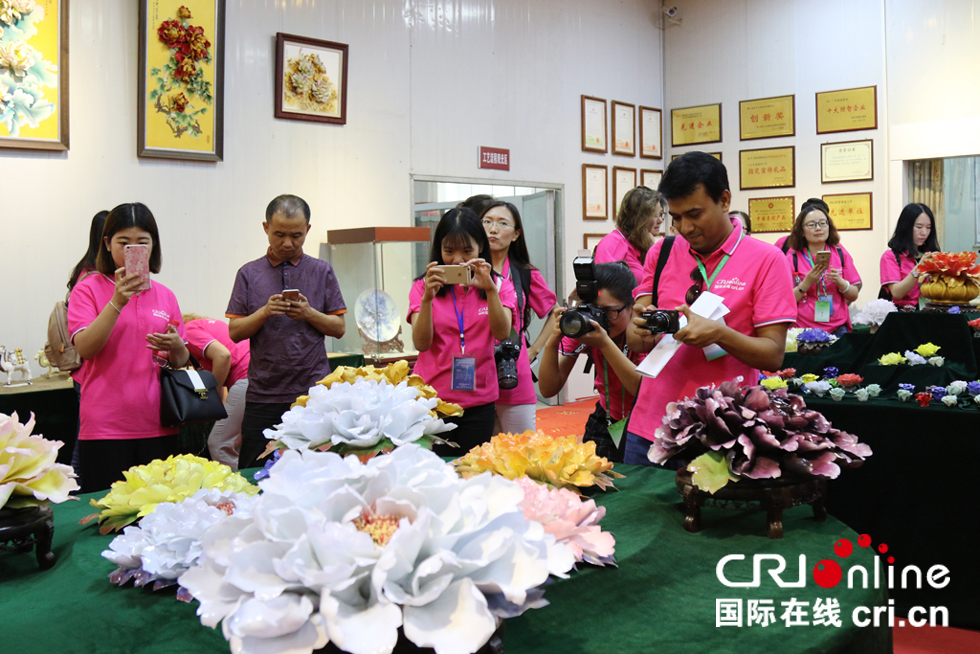 【記者看河南 左上焦點圖】2017CRI 中外記者看河南：絲路花開——中華傳統唐白瓷