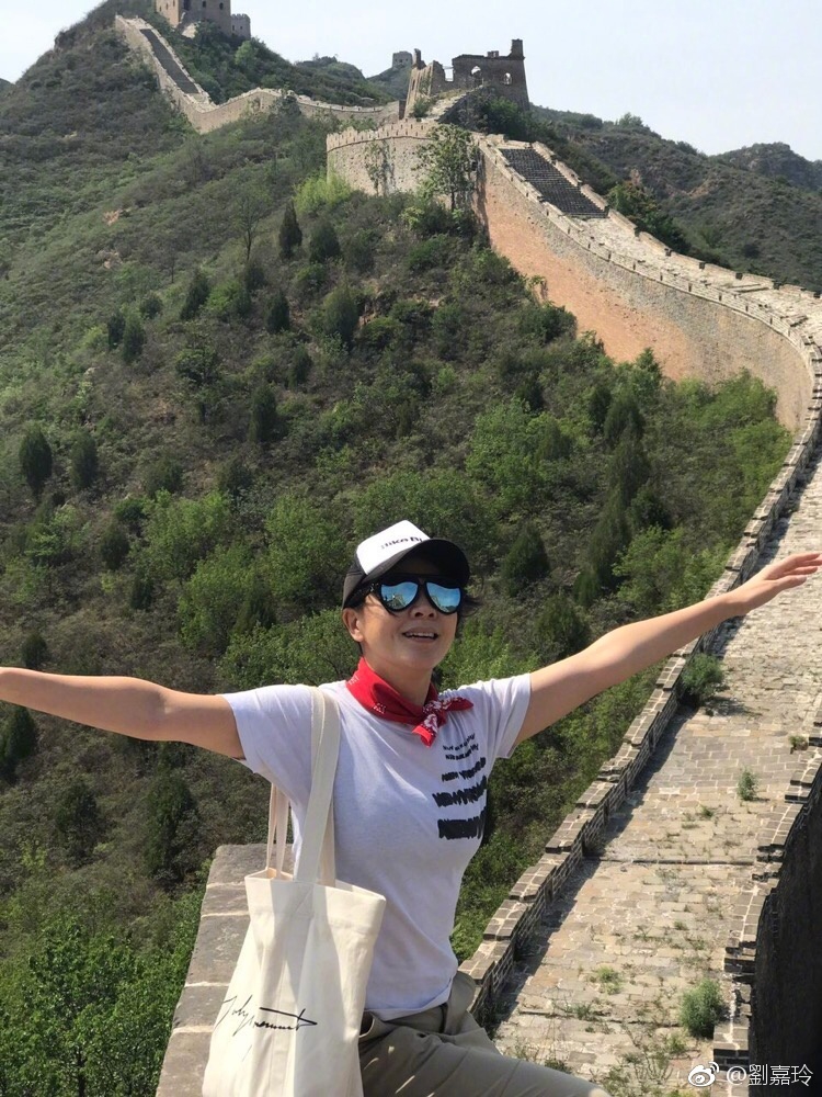 爆笑刘嘉玲休闲装游长城发多张游客自拍照