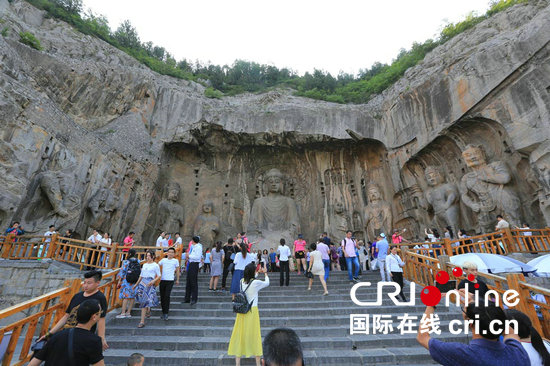 【出彩洛阳图片】“2017CRI中外记者看河南”记者团走进龙门石窟 感受中国石刻艺术