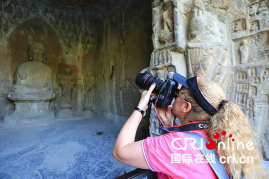 【出彩洛陽圖片】“2017CRI中外記者看河南”記者團走進龍門石窟 感受中國石刻藝術