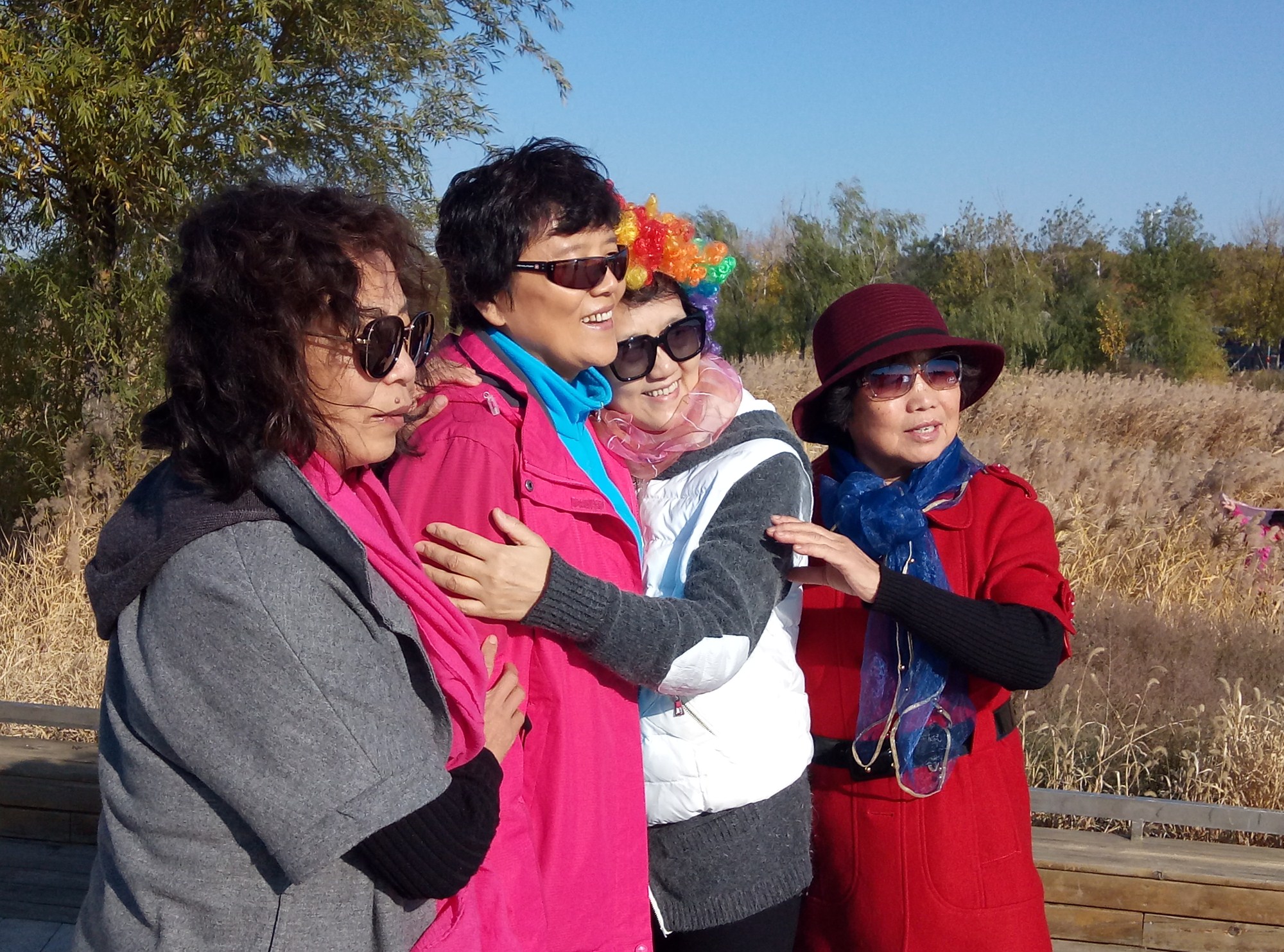 （緩）遼寧銀齡藝術學校開展重陽節臥龍湖一日遊活動