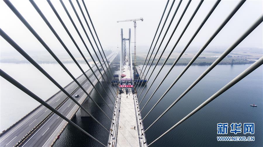 蒙华铁路汉江特大桥合龙
