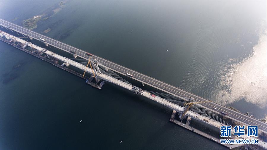 蒙华铁路汉江特大桥合龙