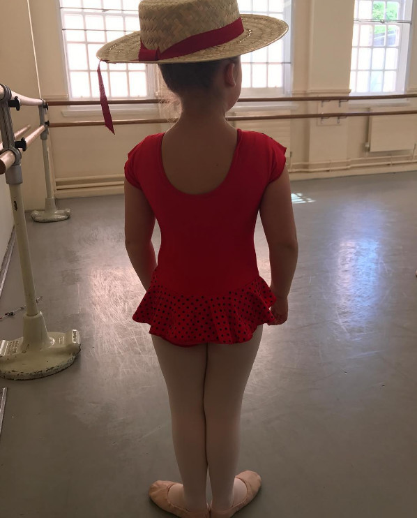 小贝晒女儿芭蕾舞造型,小七肉嘟嘟的背影超萌