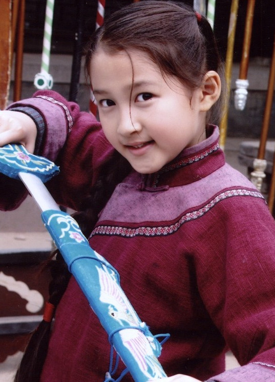 幼年丹丹以卖艺为生,剧中关晓彤有不少耍刀舞棒的戏份,犀利的小眼神
