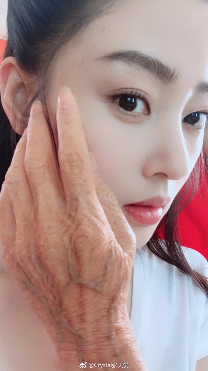 张天爱画特效妆手如枯槁 与白嫩脸蛋鲜明对比