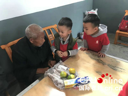 【河南在線-文字列表】【移動端-文字列表】河南魯山:北大附校魯山幼兒園開展愛老敬老活動