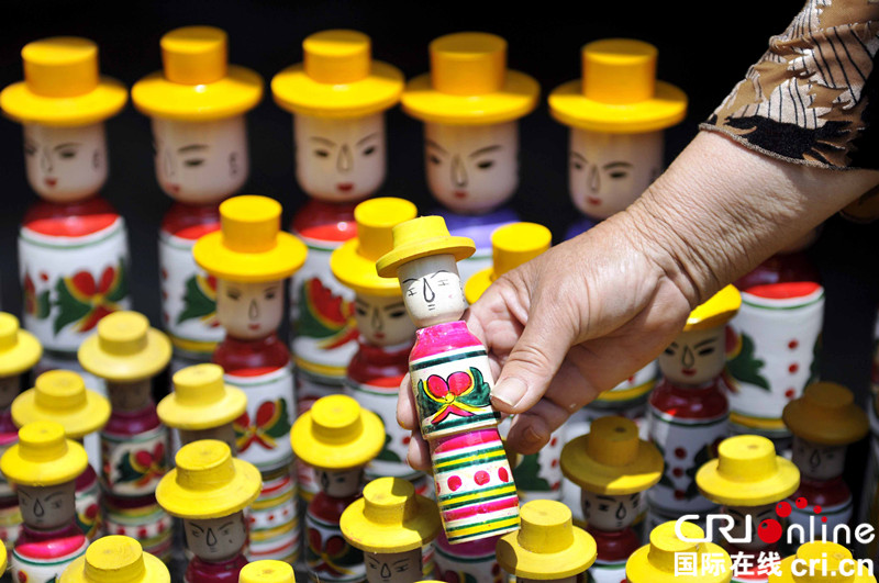 山东郯城：木头“旋”出童年记忆和绚丽生活