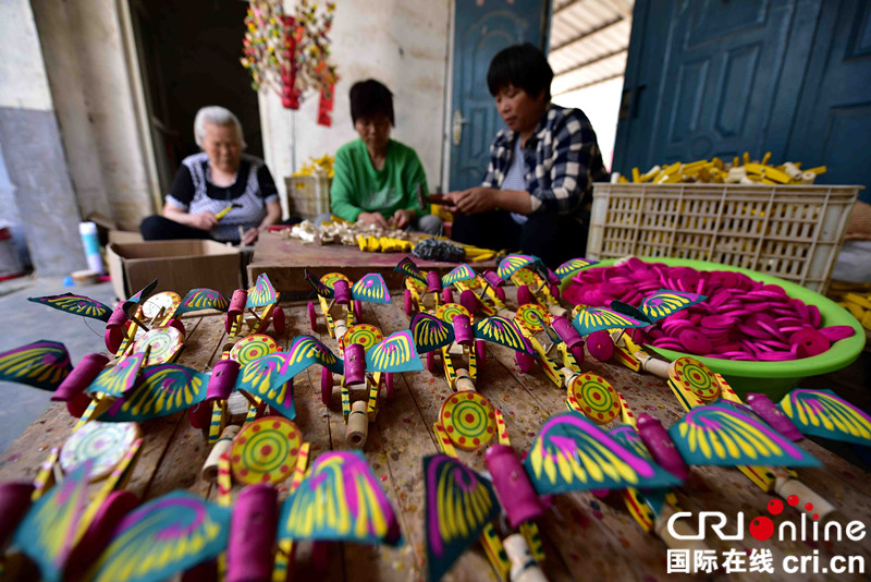 山东郯城：木头“旋”出童年记忆和绚丽生活