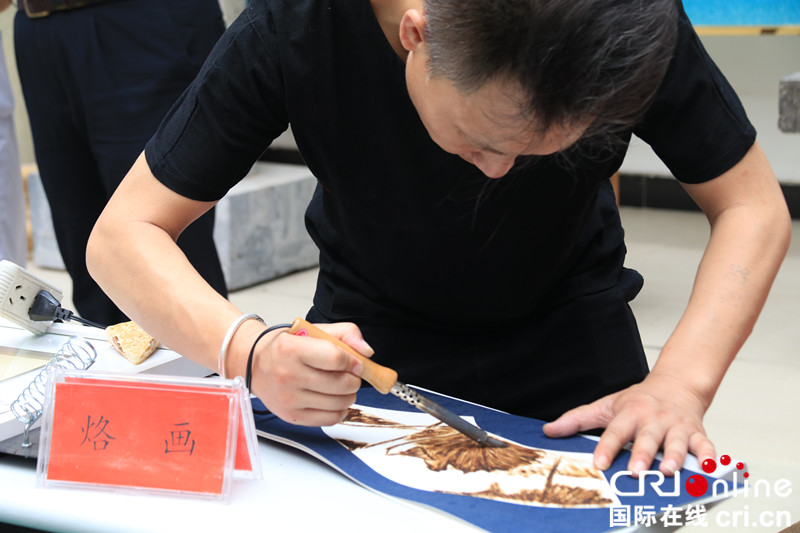 淄博：“非遗”陶瓷雕塑项目展风采