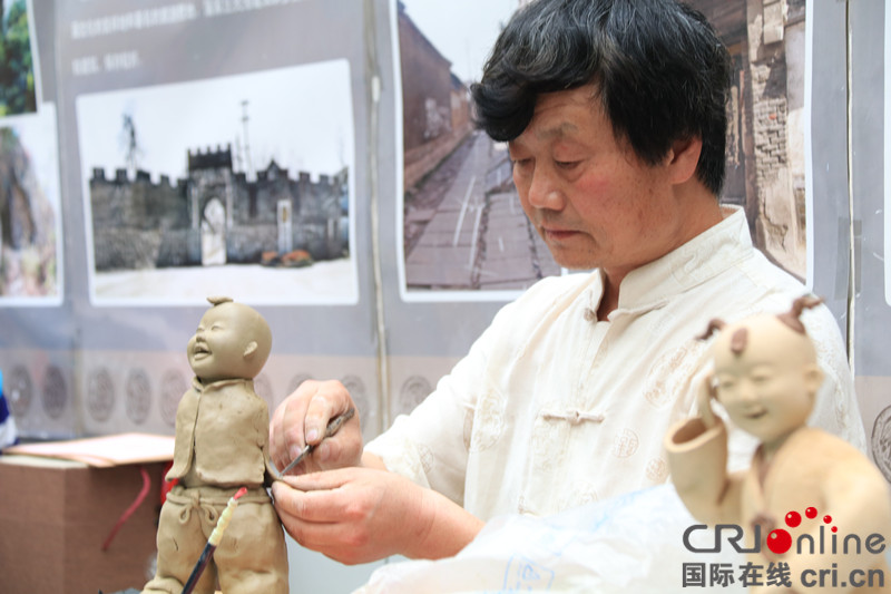 淄博：“非遗”陶瓷雕塑项目展风采