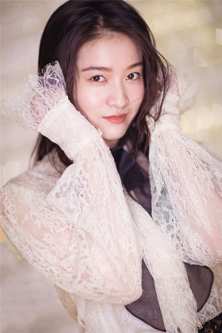 张雪迎亮相少女感十足 仙酷风造型呈现复古多重魅力