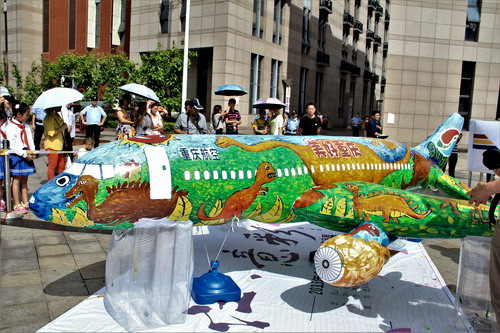 【區縣聯動】【合川】合川八十名兒童畫家為兩架氣模飛機穿"花衣"【區縣聯動】合川兒童為兩架氣模飛機穿"花衣"