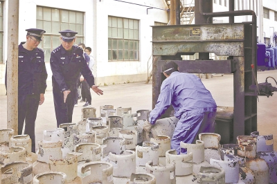 上海市公安局集中銷毀非法液化石油氣鋼瓶