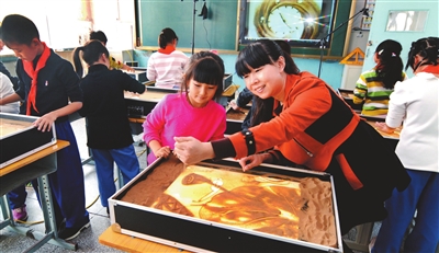 錦州太和區三屯村小學把沙畫引進農村小學美術課堂