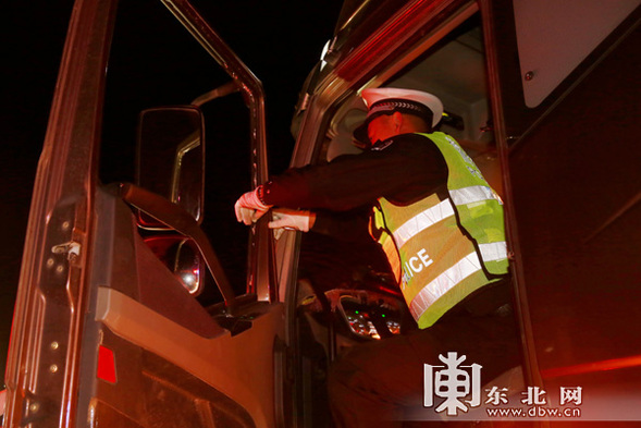 哈尔滨市交警持续打击大货车超载等交通违法