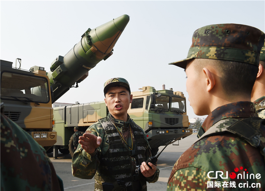 尹東是中國火箭軍某部的發射連長,入伍7年來,從一名大學生成長為基層