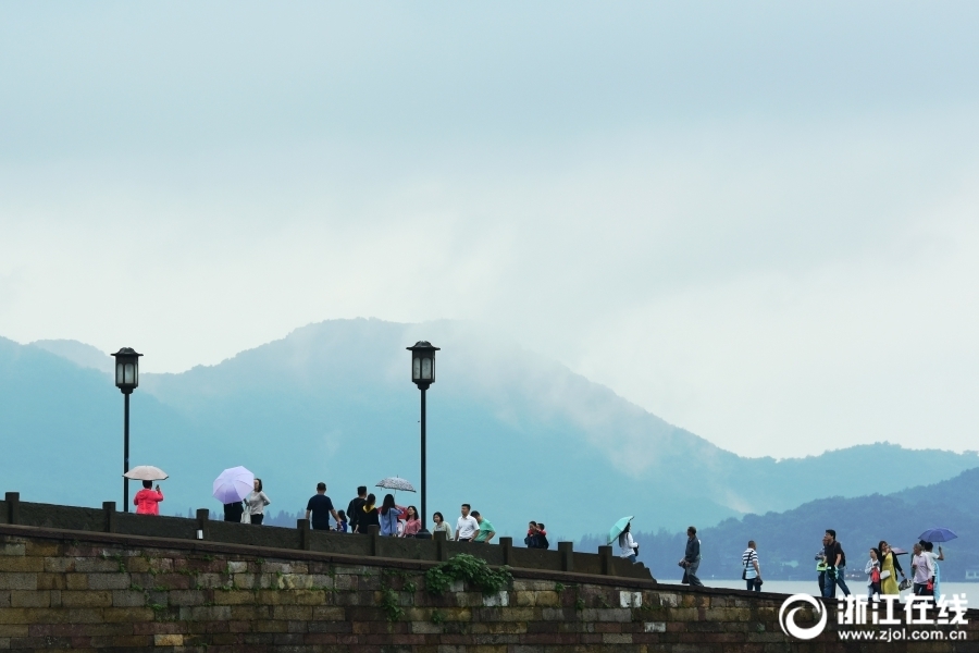 杭州：煙雨西湖 雨霧飄渺