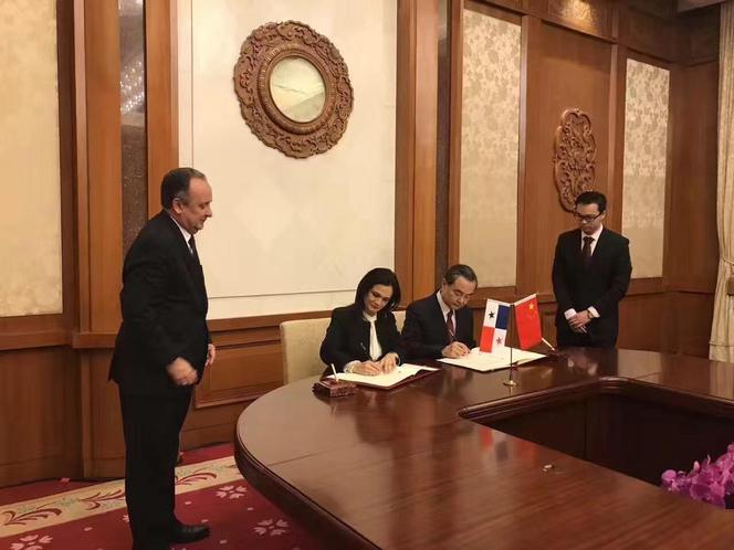 外交部長王毅和巴拿馬外長簽署聯合公報