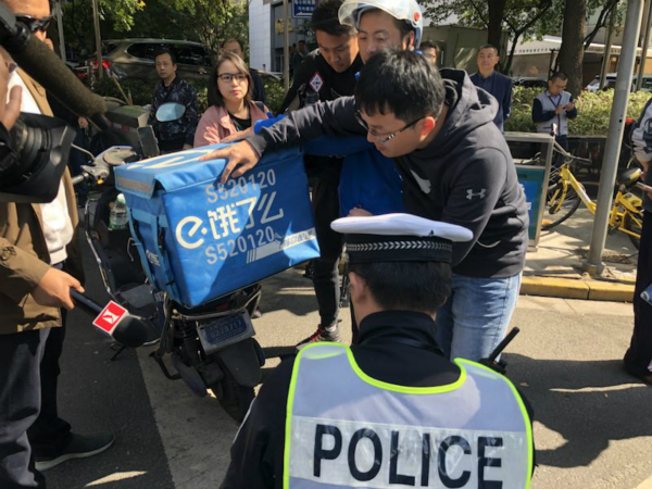 一人一车一码 上海交警与企业合力“放大招” 遏制外卖小哥交通违法