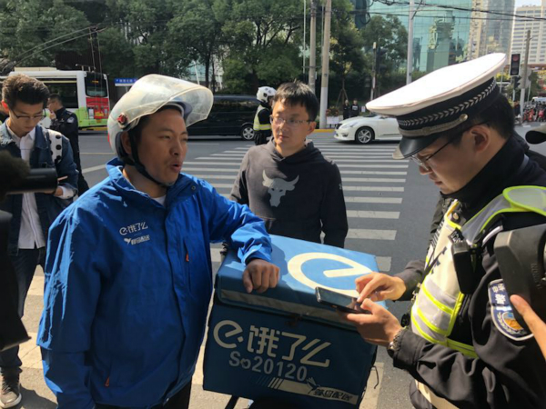 一人一車一碼 上海交警與企業合力“放大招” 遏制外賣小哥交通違法