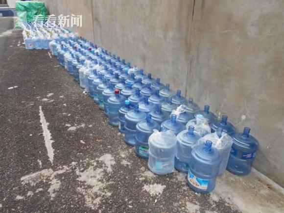 【品牌商家】自來水冒充品牌桶裝水 松江警方搗毀假窩點