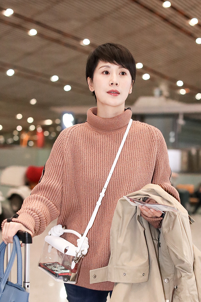 海清身着舒适暖橙毛衣 双包出行轻便又时尚